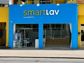 Fachada da SmartLav Lavanderia de dia