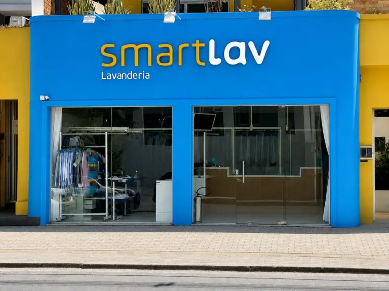 Fachada da lavanderia SmartLav durante o dia, no Caminho das Arvores, Salvador